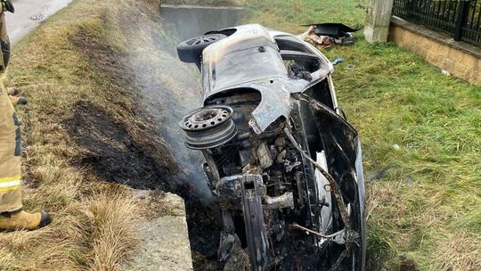 Pod Ciechanowem auto doszczętnie spłonęło
