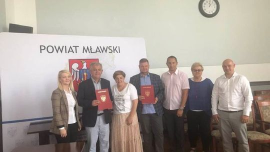Podpisano umowę z wykonawcą budowy sali gimnastycznej przy mławskim "Ekonomiku." Powiat mławski podpisał dokument z firmą z Torunia