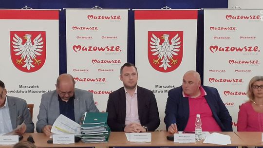 Podpisano umowy na wsparcie lokalnych przedsięwzięć. Pieniądze popłyną z budżetu województwa