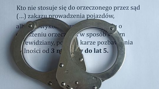 Pojazd miał awarię. Policjanci po rutynowej rozmowie odkryli trzy zakazy prowadzenia pojazdów na koncie kierowcy