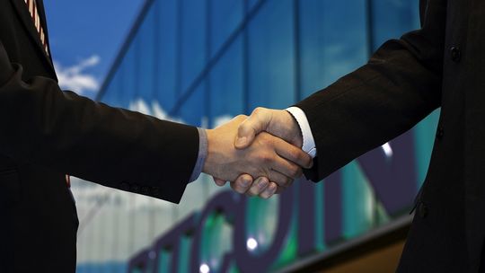 Polacy chcą pieniędzy, a dostają uścisk dłoni prezesa. Aż 7 na 10 pracowników czuje się niedocenionych