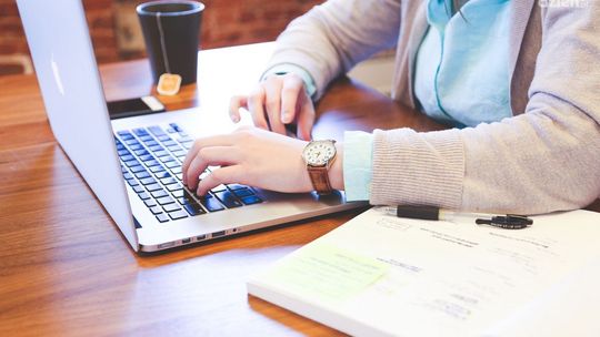 Policja ostrzega przed fałszywymi instytucjami. Oszuści wyłudzili 20 tys. zł od 74-latki