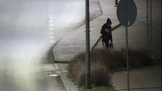 Policja poszukuje sprawcy uszkodzenia mienia. Prezentujemy jego zdjęcia