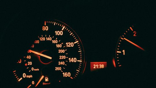 Prędkościomierz w samochodzie