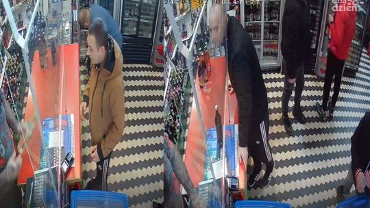 Policja w Ciechanowie poszukuje podejrzanych o przywłaszczenie telefonu - zgłoś, jeśli rozpoznajesz