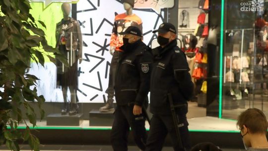 Policja z sanepidem kontroluje galerie handlowe. Sypią się mandaty i pouczenia