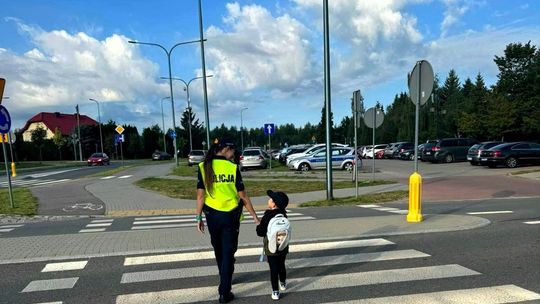 Policjanci i strażnicy miejscy kontrolują okolice szkół od wczesnego ranka