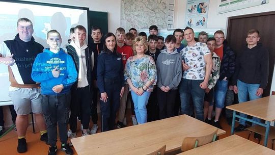Policjanci ostrzegają przed cyberprzemocą. Spotkania profilaktyczne w szkołach w powiecie ciechanowskim