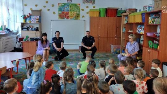 Policjanci przypominają o bezpieczeństwie podczas wakacji