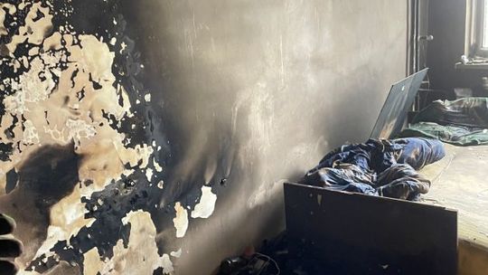 Policjanci wynieśli 55-letniego mężczyznę z palącego się mieszkania 