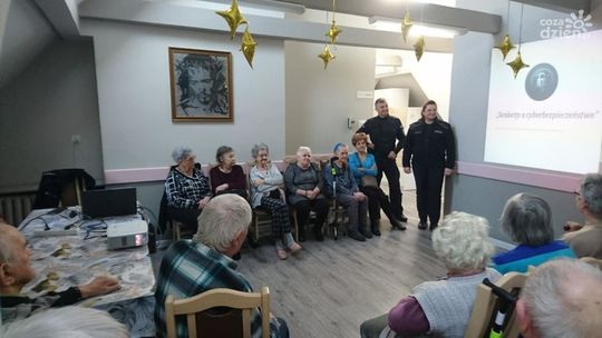 Policjanci z Ciechanowa dali seniorom lekcję z cybebezpieczeństwa