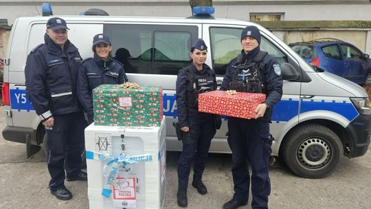 Policjanci z Ciechanowa pomagają w ramach „Szlachetnej Paczki”