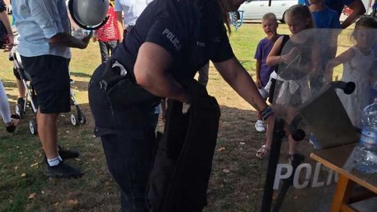 Policjanci z Makowa promują bezpieczeństwo na pikniku w Sypniewie