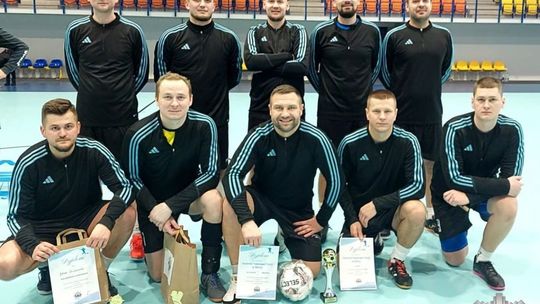 Policjanci z Nidzicy triumfują w Halowym Turnieju Piłki Nożnej w Ciechanowie