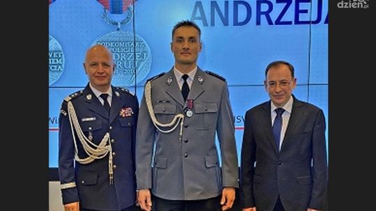 Policjant z Glinojecka bohaterem. Wyniósł mężczyznę z płonącego budynku