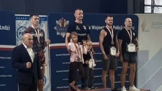 Zawodnicy z medalami na podium Mistrzostw Polski Służb Mundurowych w Kickboxingu w Łodzi