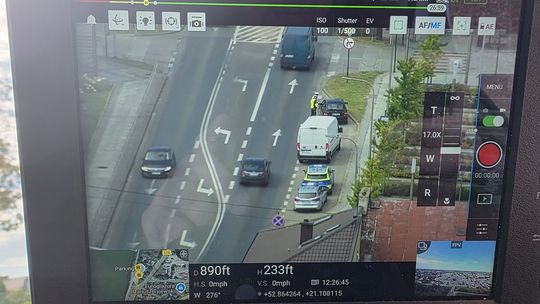 Dron w akcji – nowoczesna technologia wspiera makowską drogówkę podczas kontroli skrzyżowań i przejść dla pieszych.