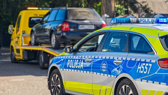 Policyjna kontrola w Mławie: Audi i Peugeot na holownik, kierowcy przed sąd