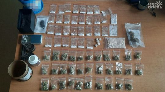 Ponad 140 gramów różnego rodzaju środków odurzających i substancji psychotropowych przejęli kryminalni z Płońska. Zatrzymanemu w sprawie grozi więzienie