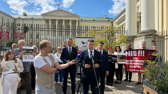 Konferencja w sprawie całodobowej karetki w Jednorożcu przed Mazowieckim Urzędem Wojewódzkim