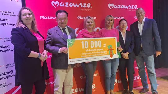 Marszałkowie województwa mazowieckiego i beneficjentki z czekiem dla KGW Augustowianki