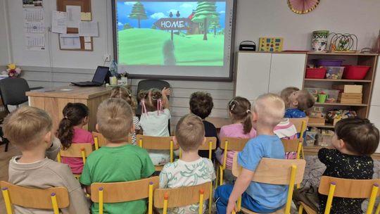 Dzieci przed telewizorem w przedszkolu