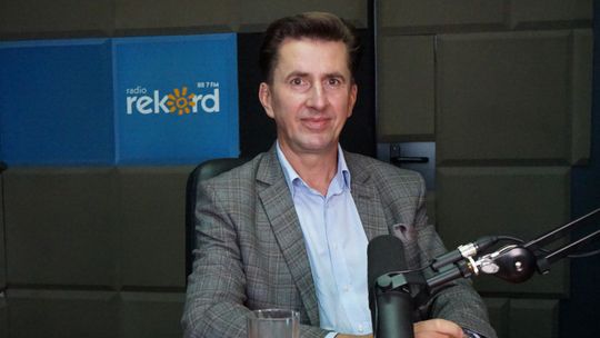 Poseł Rafał Romanowski przed mikrofonem w studiu Radia Rekord w Ciechanowie