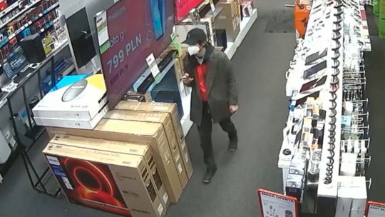Postać złodzieja w sklepie RTV uchwyciły kamery monitoringu. Być może ktoś go rozpozna