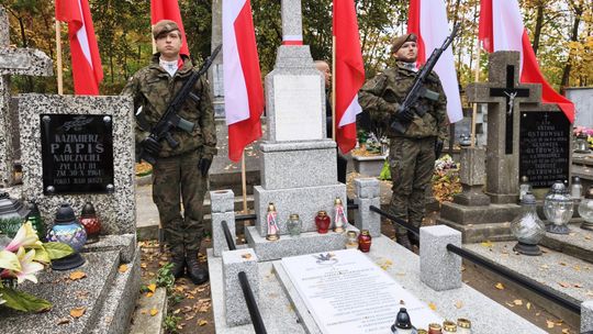Warta honorowa przy grobie