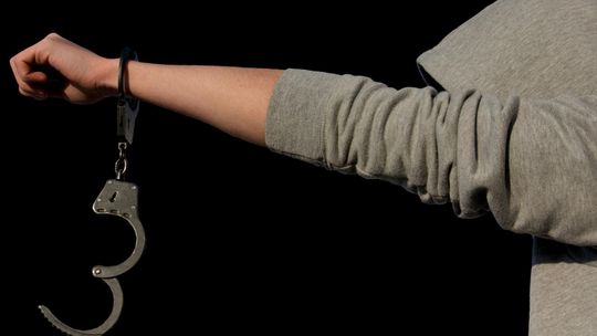 Mężczyzna w kajdankach