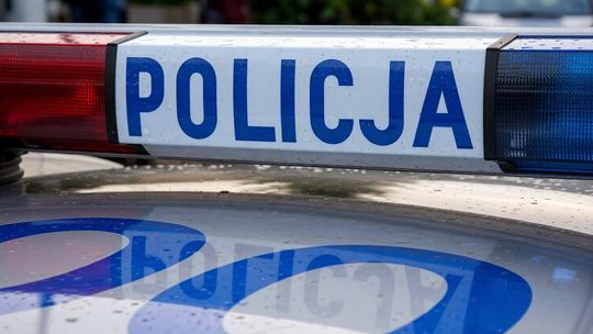 Belka świetlna na policyjnym radiowozie