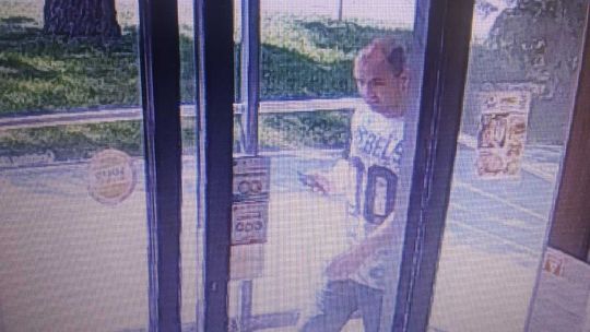 Poszukiwany! Mężczyzna skorzystał z przywłaszczonej karty bankomatowej