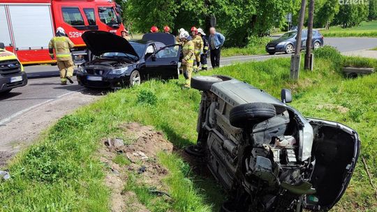 Poważna kolizja w Konopkach. Młody kierowca BMW ukarany mandatem po nieustąpieniu pierwszeństwa