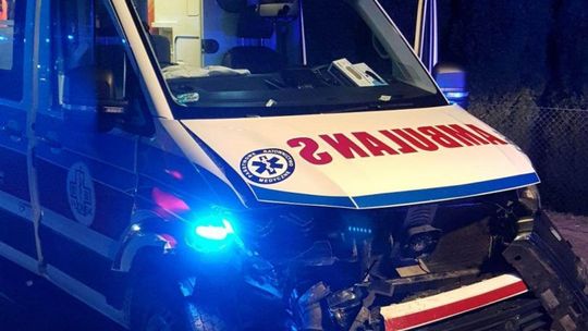 Poważna kraksa na 50-tce. Karetka zderzyła się z osobówką, 1 osoba w stanie ciężkim