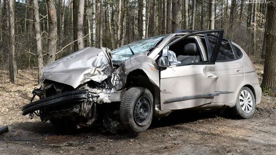 Poważny wypadek w gminie Szreńsk, kobieta uderzyła w drzewo