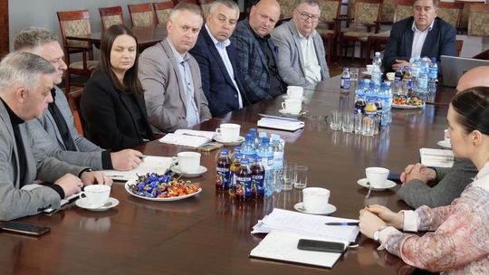 Powiat Mławski i gminy razem dla mieszkańców – nowe inwestycje, wsparcie dla szpitala i rozmowy o transporcie publicznym