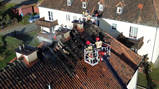 Strażacy dogaszają pożar z wysięgnika