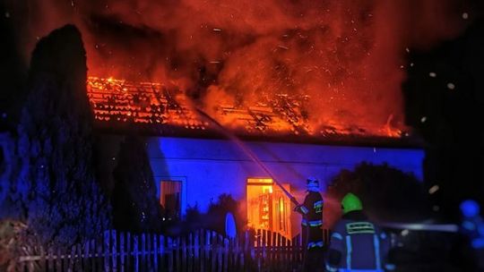 Pożar w gminie Świercze. Dach domu spłonął prawie doszczętnie!