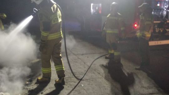 Pożar w Helenowie wybuchł przed godziną 23, w środę