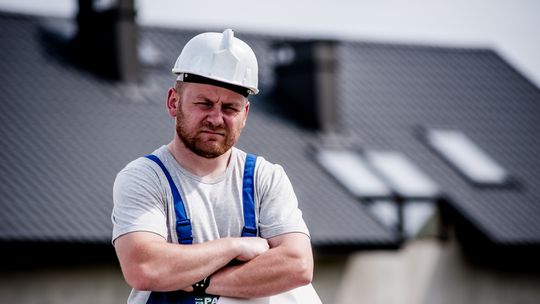 Praca Ciechanów: Kogo szukają pracodawcy w Ciechanowie i okolicach na początku marca? Murarz na tle domu