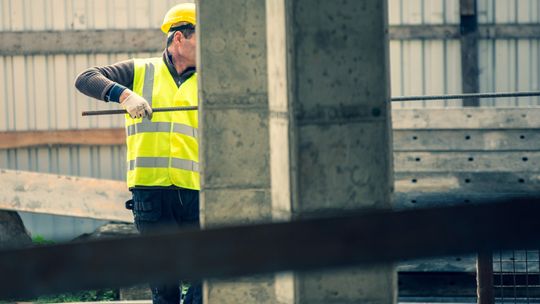 Praca w Ciechanowie i okolicy - co i dla kogo oferuje rynek w marcu Robotnik na budowie