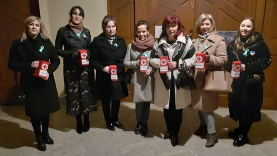 Pracownicy Oddziału Rejonowego Polskiego Czerwonego Krzyża w Ciechanowie kwestowali na rzecz obywateli Ukrainy