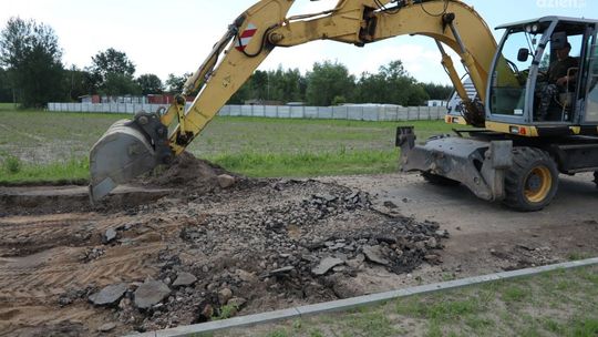 Pracownicy uwijają się jak mrówki. W Woli Młockiej trwają prace przy jezdni, przy chodniku, a nawet roboty telekomunikacyjne