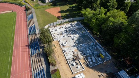 Prawie tysiąc metrów powierzchni. Przy ciechanowskim stadionie powstaje nowoczesny obiekt