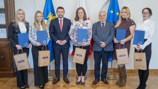 Prezydent Ciechanowa nagrodził wyróżniające się studentki uczelni PANS