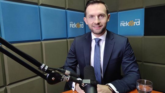 Prezydent Ciechanowa Krzysztof Kosiński w studiu radiowym.