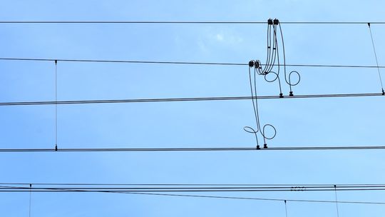 Projektowanie linii napowietrznych w obszarach o dużym ryzyku silnych wiatrów