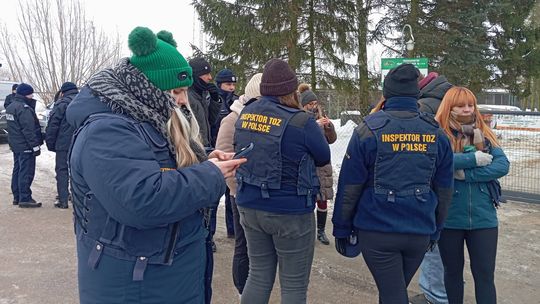 Protest przed schroniskiem. Społecznicy alarmują, TOZ sprawdza, a zarząd odpiera zarzuty: "To stare zdjęcia"