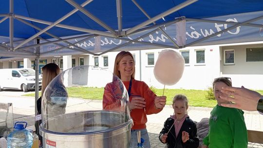 Przed halą MOSiR w Ciechanowie trwa "Zabawa pod chmurką"