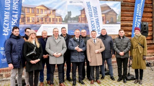 Delegacje przekazują teren pod przebudowę dworca w Gąsocinie